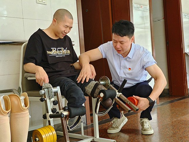 潘辉:铁汉柔情 心中有爱|刘进|潘辉|老人_新浪新闻