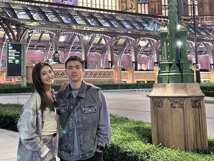 刚放假赵继伟又开始秀恩爱了与王君瑞现身澳门还送搞怪表情