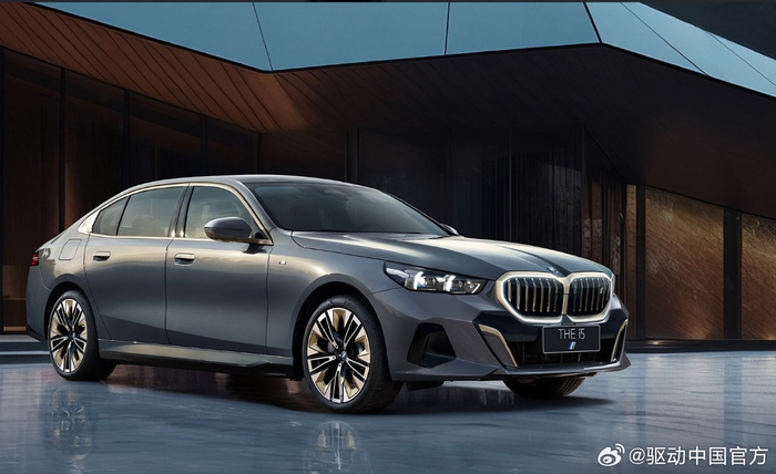 今日,广州车展开幕,宝马纯电轿车i5亮相广州车展,据介绍,纯电动bmw i5