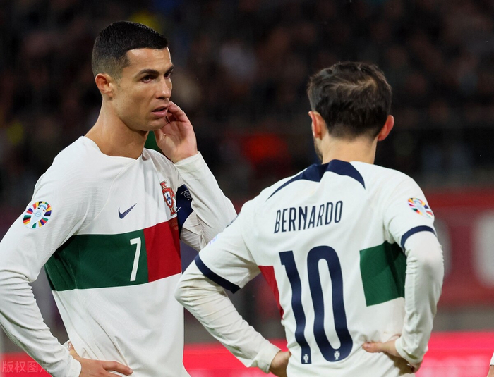 第23分钟,葡萄牙获得禁区弧顶前位置不错的任意球机会,c罗操刀主罚