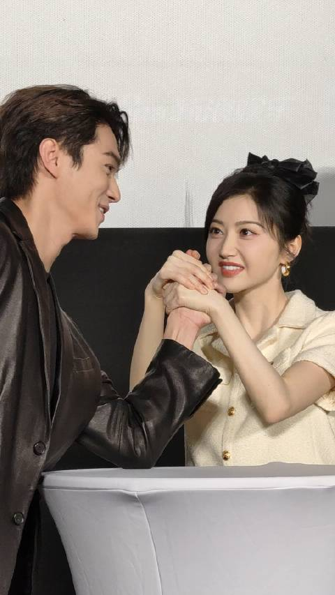 掰手腕环节景甜双手对战许凯soso力大无穷的姐