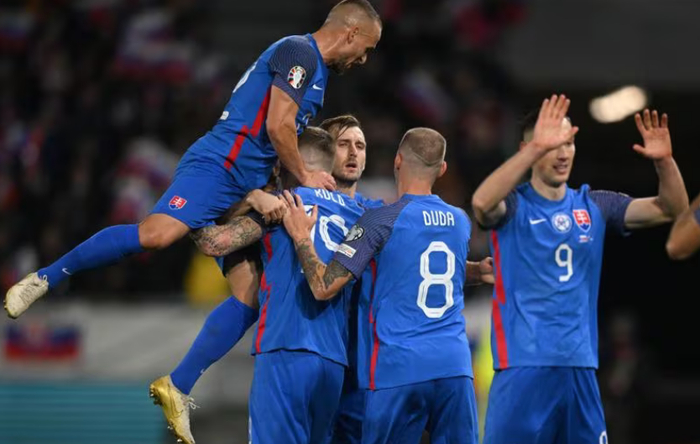 主场战胜冰岛之后,现场的数万斯洛伐克球迷疯狂庆祝国家队提前晋级