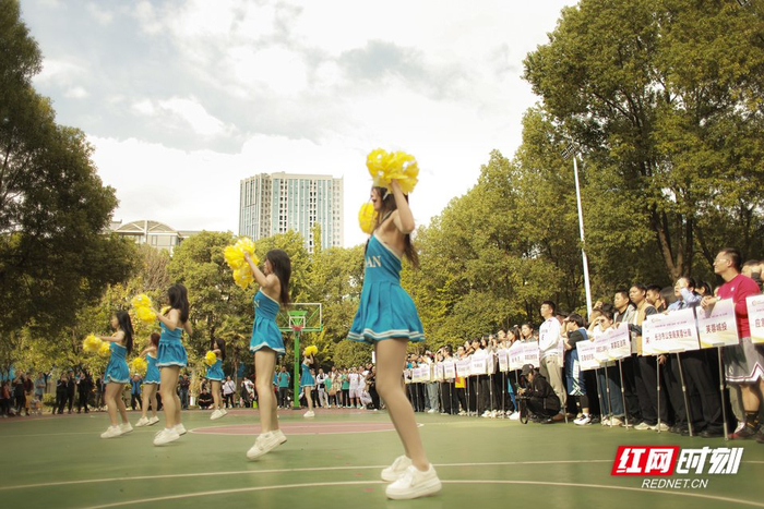 时刻在场丨一秒燃爆全场多巴胺制造者养成术湖南首支职业拉拉队台前
