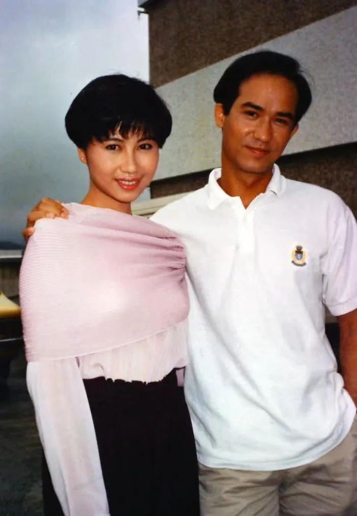 直到1994年,35岁的李子雄才在圈内遇见了爱情,和女歌手方晓红结婚.