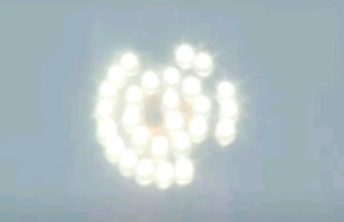 星舰共有33台猛禽发动机。图为上一次发射时，舰体爆炸前发动机的工作情况。图片来源：SpaceX