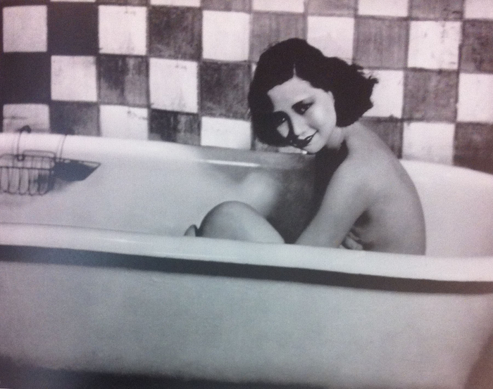 图7 电影《残春》中非常有名的浴缸剧照