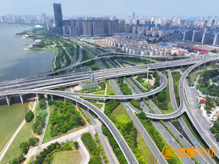 特别是谋划推进一系列跨赣江桥梁,通道工程,有力促进"一江两岸"联动