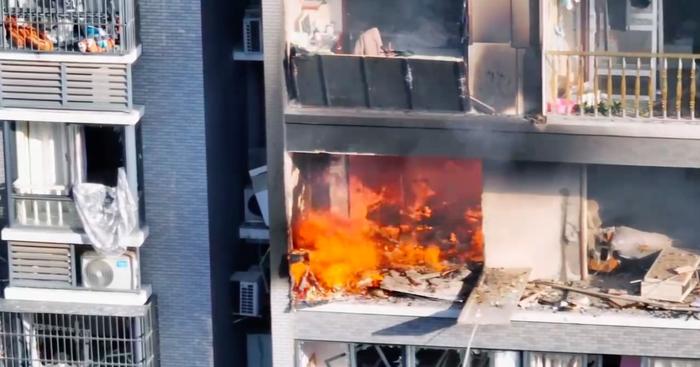 住户家中燃起大火。  图源：网络视频截图