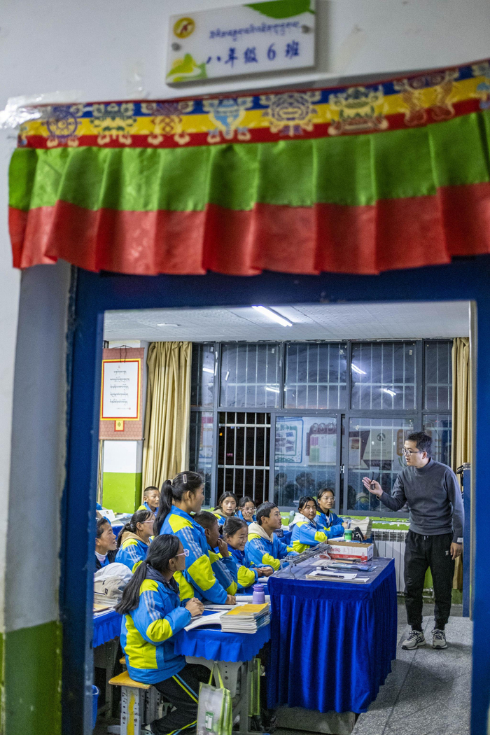 新华社记者 晋美多吉 摄当雄县中学的学生在学校食堂打午饭(11月10日