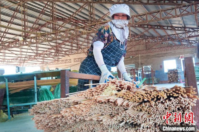 乡村行看振兴江西广昌竹制品加工生产忙特色产业促振兴