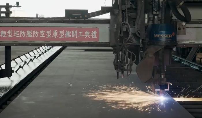 在开工现场进行的切割钢板庆典