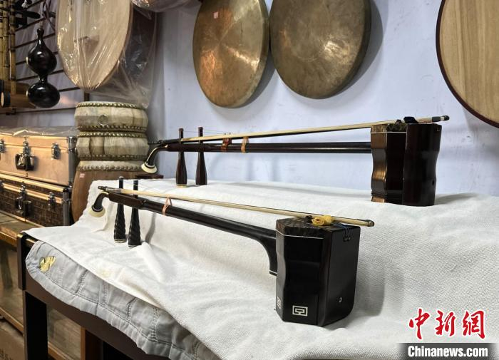 刘艳飞 摄11月17日,吕胜路给客户介绍手工制作的二胡.刘艳飞 摄