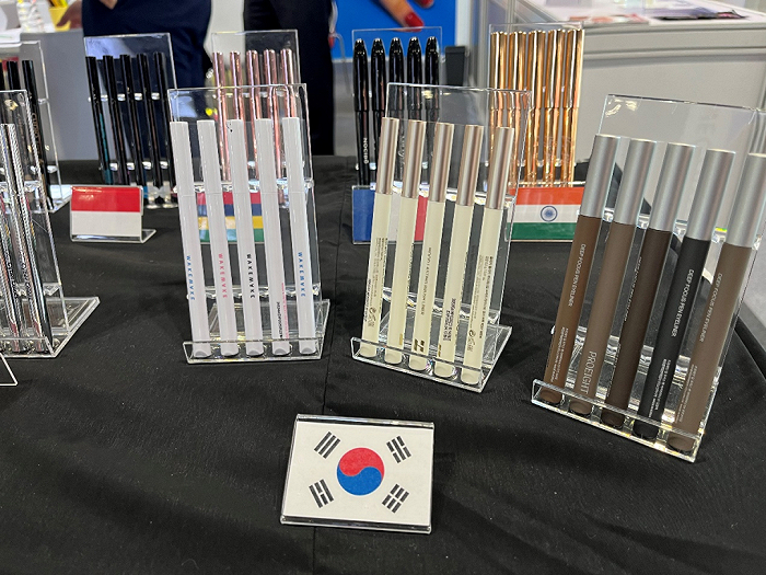 青眼摄于韩国眼线笔代工企业STB展台