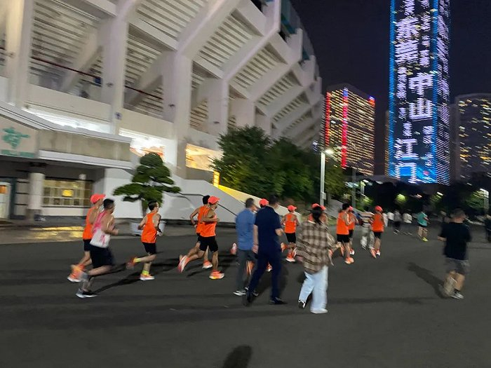 △ 广州天河体育场正在训练的跑者们 时代周报 李杭/摄