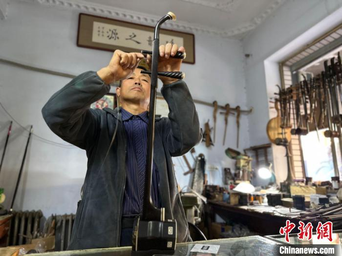 河北武邑手艺人上百道工序制作二胡