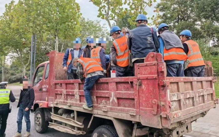 将车斗当雅座武汉交警快速查处货车载人违法行为