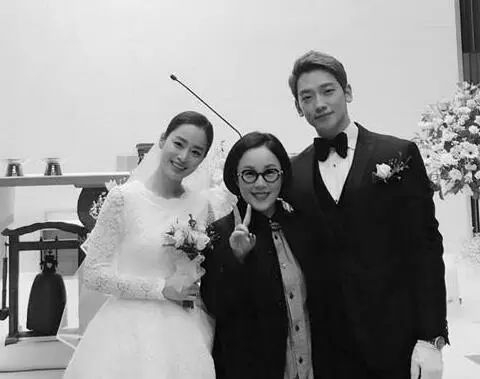 43岁金泰希一家4口齐露面!小2岁老公rain年轻力壮,全家氛围幸福