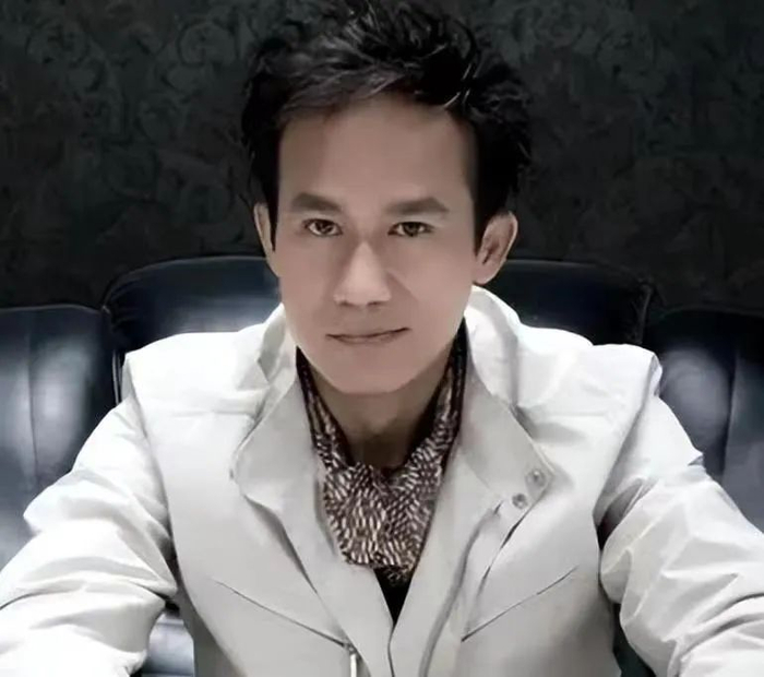 tvb"第一反派"51岁二婚"嫁"到北京,59岁当奶爸