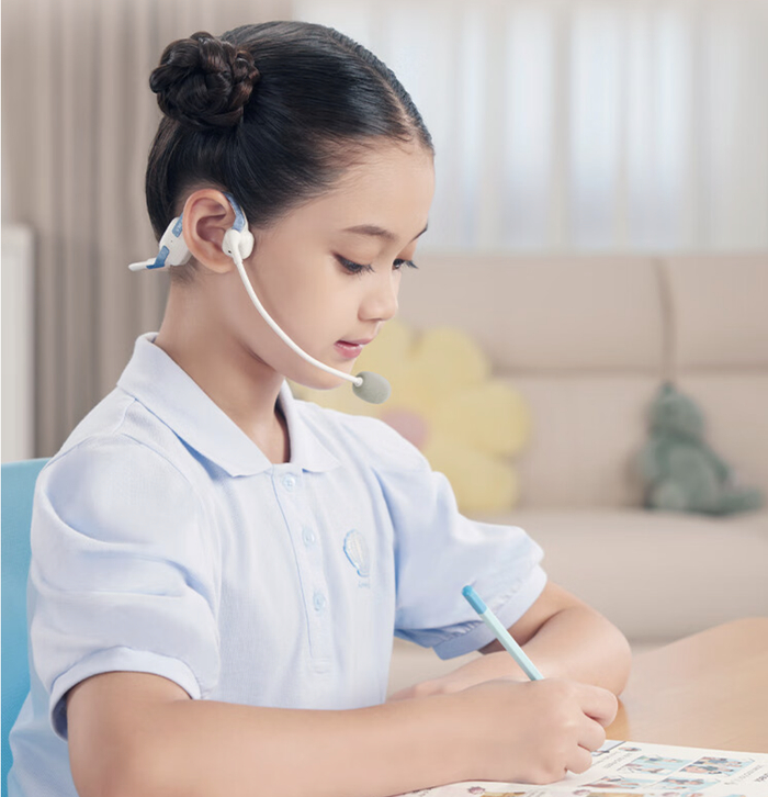小天才 e2s 耳机具备专研护耳模式,音量小于 85db,支持超时佩戴提醒