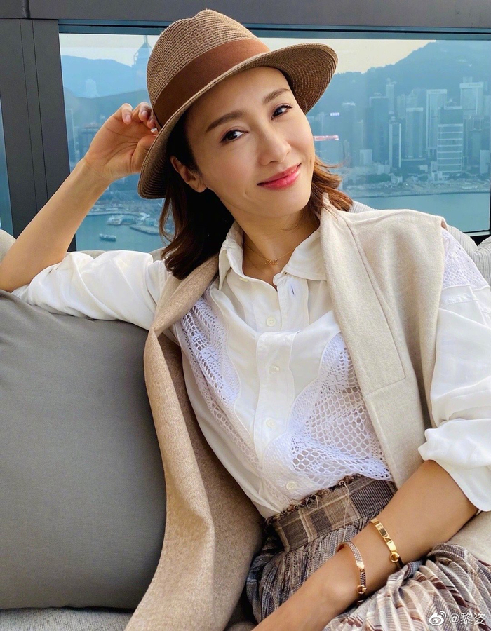 黎姿罕晒全家福退圈15年一代女神活成了这样