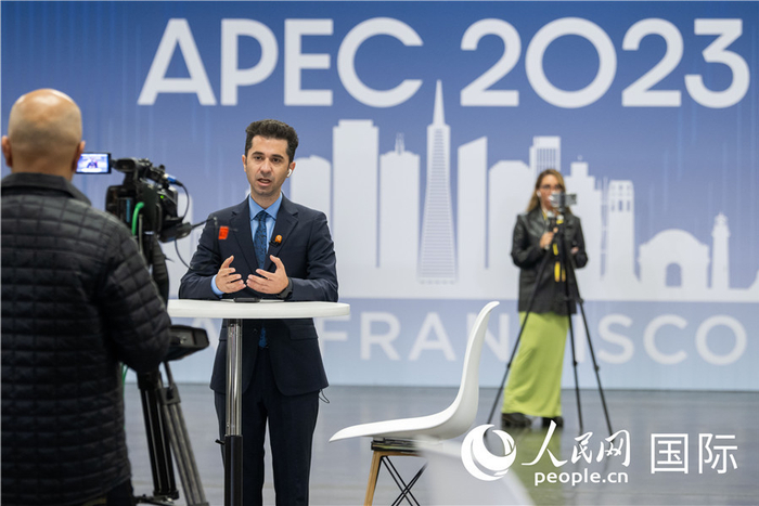 apec会议媒体记者忙碌工作