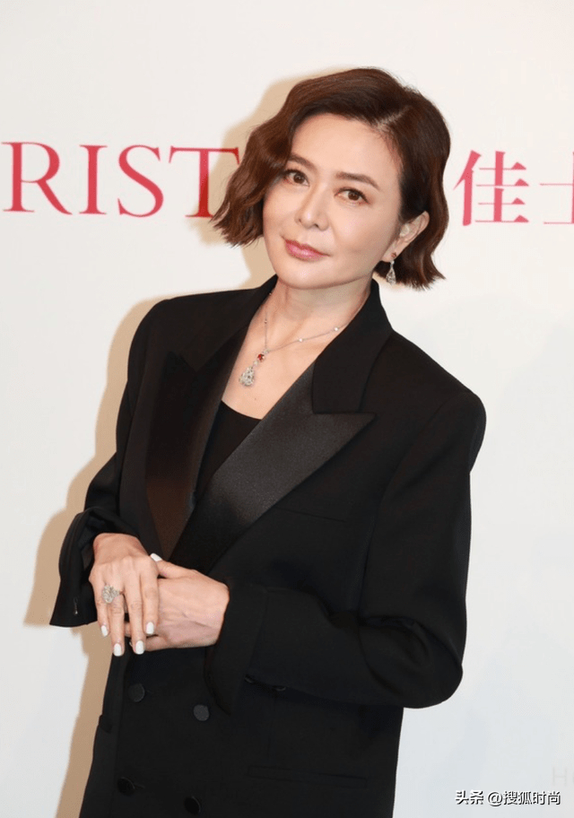 不愧是香港第一美女,61岁"花瓶"关之琳登封玉腿美背惹眼球!|关之琳|香