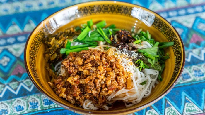 行至上海至昆明高速公路的白水服务区,就可吃到曲靖蒸饵丝.