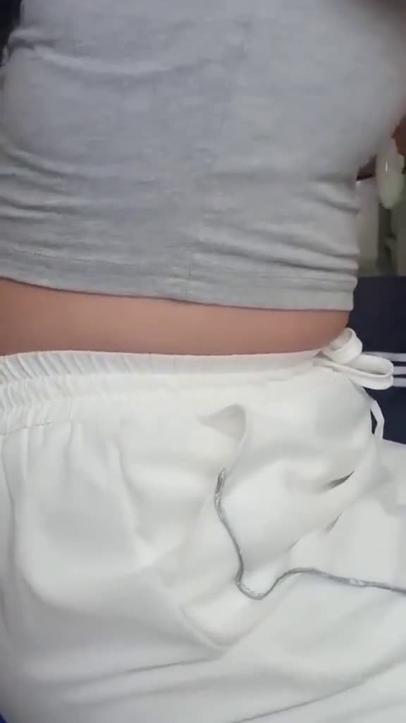 女生都会有小肚子的吧