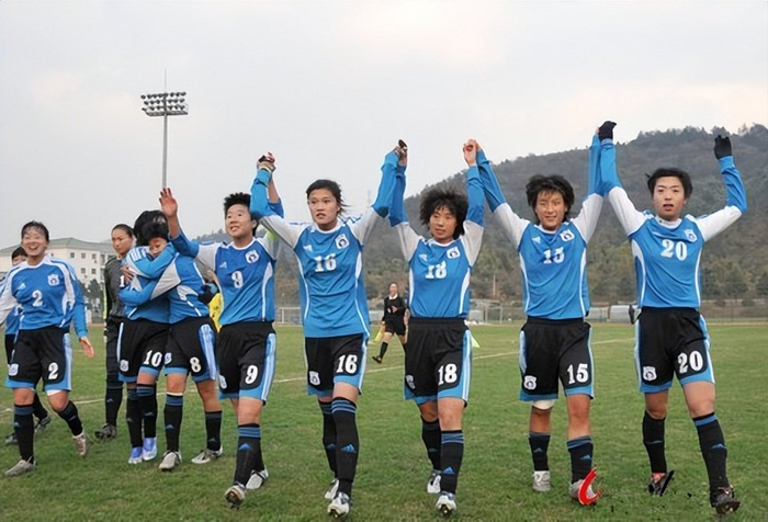 大连足球史上今天:2008年实德女足首夺女超冠军 韩端 李锡财获奖|女足