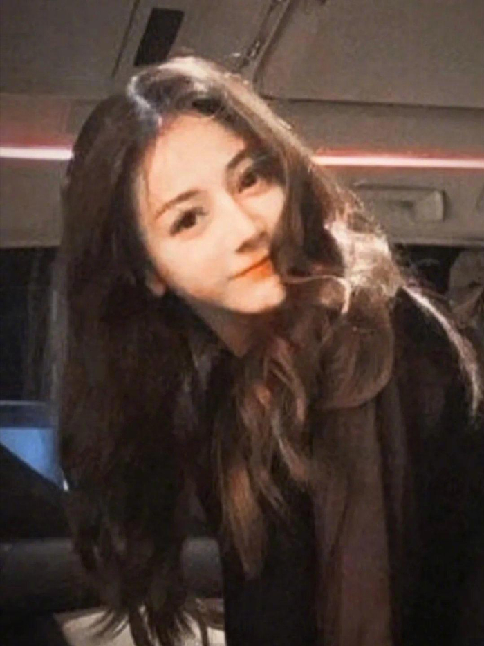 迪丽热巴早期图片 没有美颜滤镜特效的加持,满脸胶原蛋白