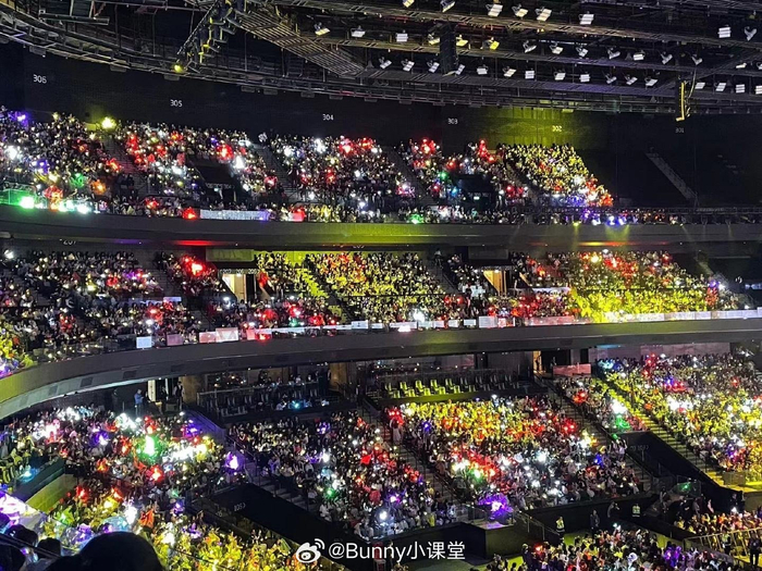 时代少年团演唱会应援灯海,这花花绿绿的