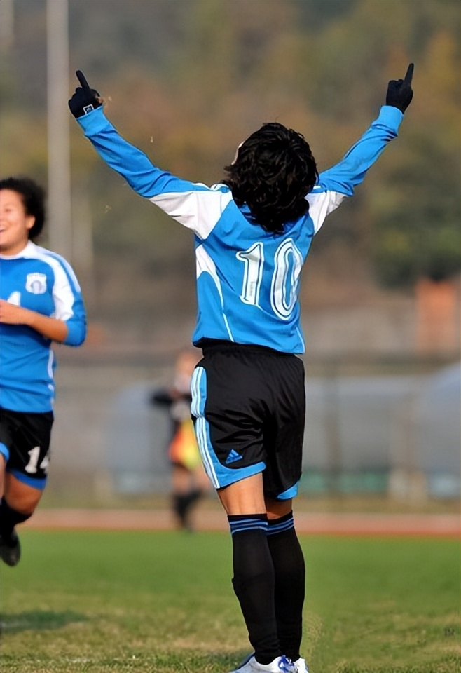 大连足球史上今天:2008年实德女足首夺女超冠军 韩端 李锡财获奖__财