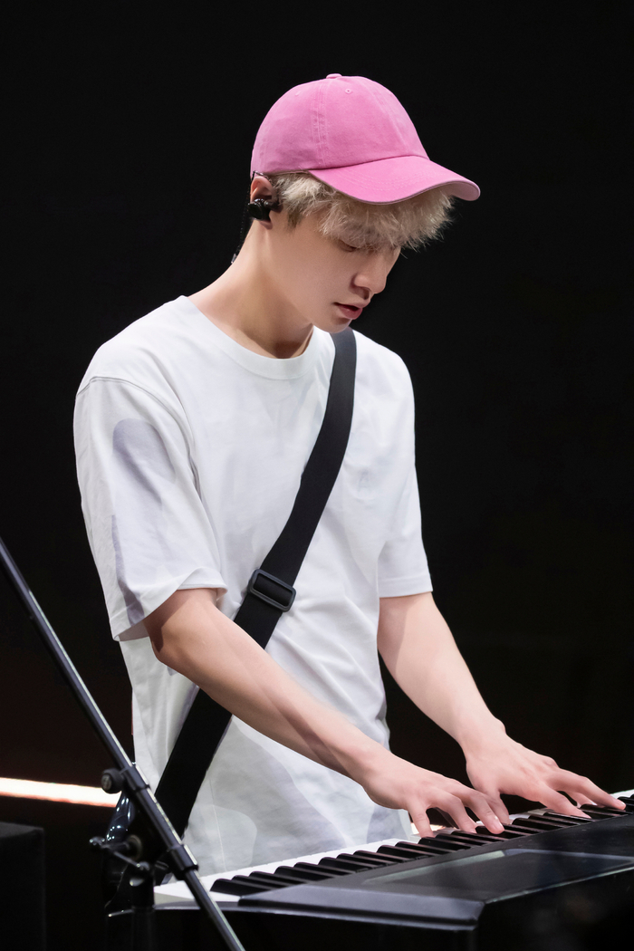 张艺兴好适合粉色呀,皮肤又嫩又白纯纯大帅哥 怼脸