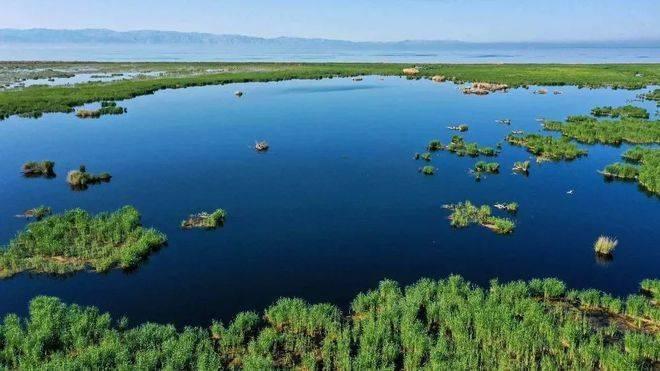 博斯腾湖位于新疆维吾尔自治区巴音郭楞蒙古自治州天山南麓