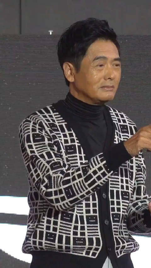 周润发出席活动近距离怼脸拍近70岁的发哥如今已慢慢老去了