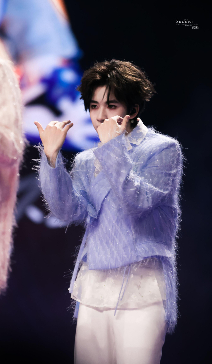贺峻霖澳门演唱会绝美饭拍 甜酷随意切换……|贺峻霖|演唱会|小王子