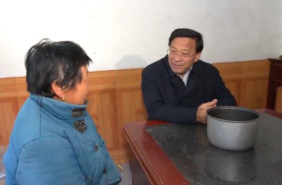 韩俊临时停车来到村民杨正霞家中,与她聊起家常(来源:安徽卫视画面)