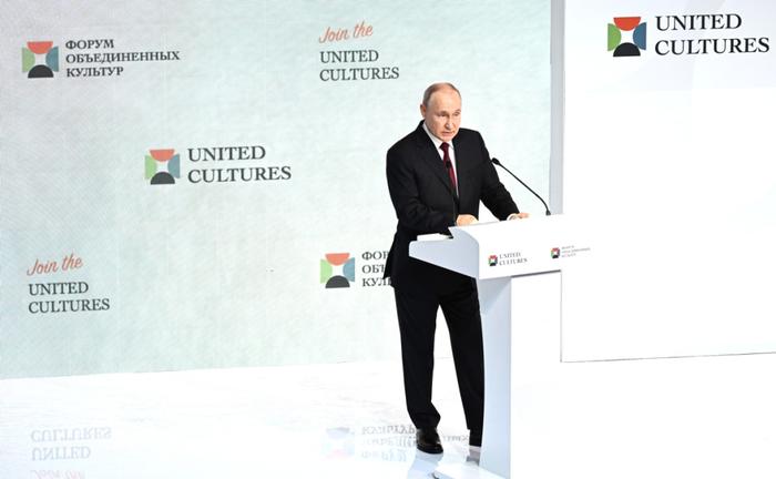 当地时间11月17日，普京出席圣彼得堡国际文化论坛全会并发表讲话。图源：克里姆林宫网站