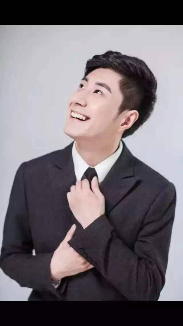 开机仪式上,导演黄楼,陈亮,总编剧陆佛明,青年编剧袁静,毕鹏,制片张杰