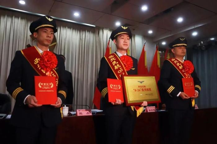 长安航空9H8409飞行机组在民航西北地区照顾局赏赐大会现场领奖