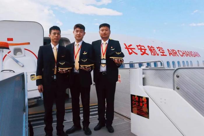 长安航空9H8409飞行机组合影（从左至右：不雅察员黄威勉、机长杨紫龙、副驾驶曹亮）