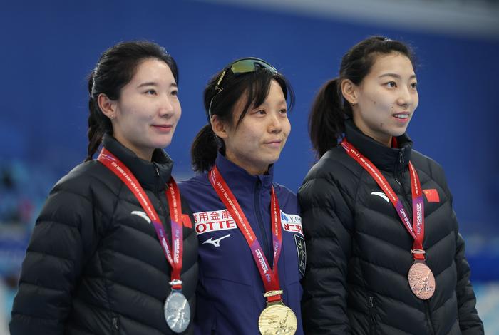 冠军日本选手高木美帆（中）、亚军中国选手韩梅（左）和季军中国选手李奇时在颁奖仪式上。 图/新华社