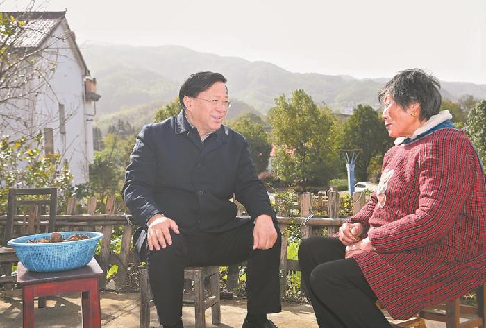 韩俊在金寨县青山镇尧塘村随机走访(来源:安徽日报)