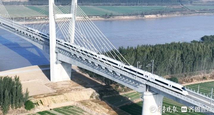 郑济高铁山东段正进行行车试验__财经头条