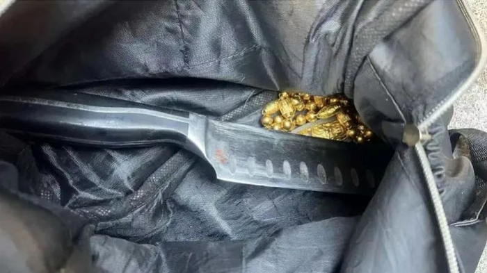 民警现场缉获被抢金项链及作案用具生果刀。