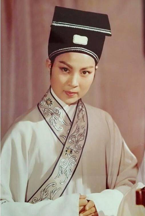 她扮相端庄大气,唱腔华丽优美,代表作有《五女拜寿》,《相思曲》