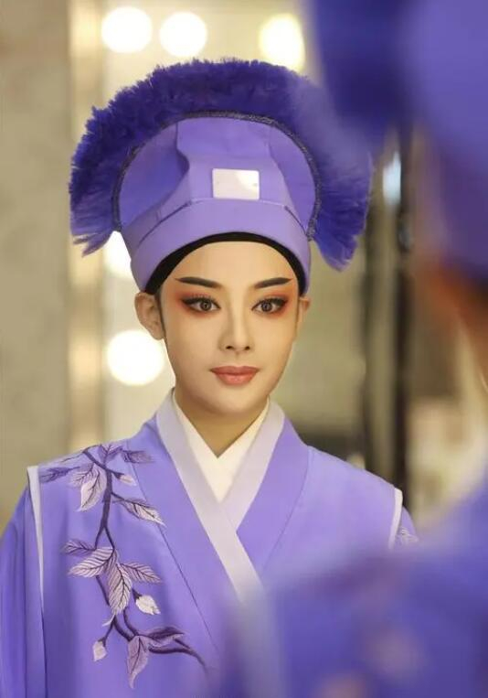 她是新一代越剧女小生中的佼佼者,尹派传人.