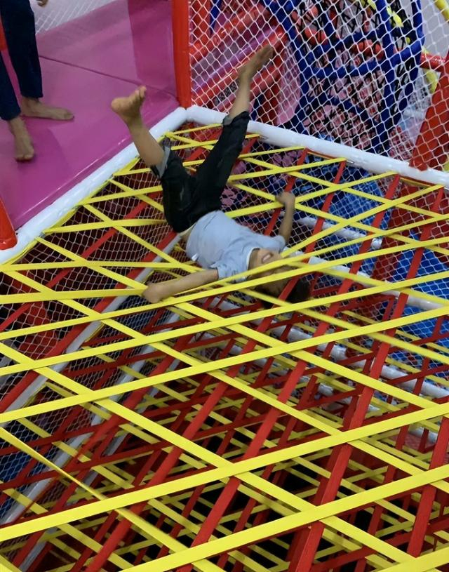 女子体验网红项目千层漏蹦床游戏,摔成九级伤残获赔20万|网红_新浪