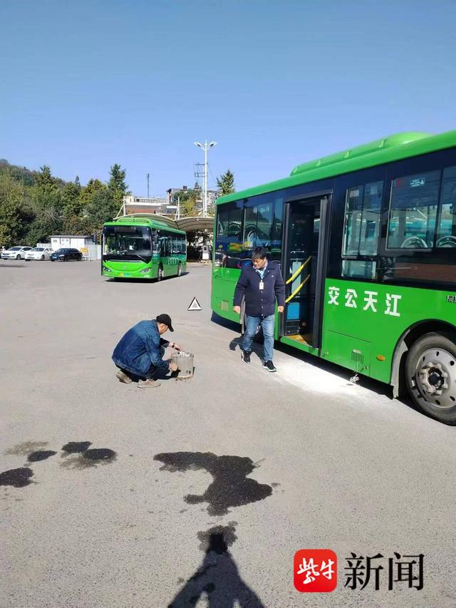 镇江开展公交车电池舱自燃火灾事故应急演练