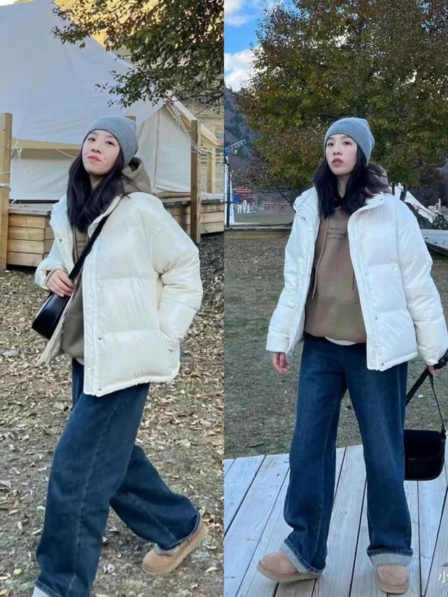 的羽绒服内搭浅灰色的卫衣,下半身选择一条蓝色的牛仔阔腿裤来搭配,不